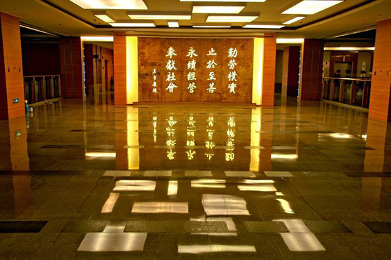 采用蜜桃APP污污版防火板裝修的廈門長庚醫院大廳 采用蜜桃APP污污版防火板裝修的廈門長庚醫院大廳